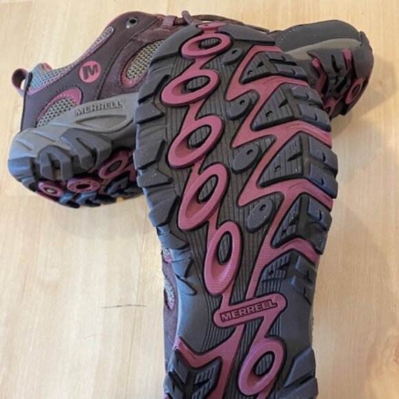 Ladies size 7 Merrill Hiking shoe - Picture 2 of 7